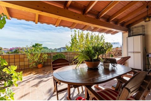 Spacious semi-detached house for sale in Son Moix in Palma. Located in a school area and very quiet, it has a solar area of 581 square meters, with a two-floor house with 425 square meters of built area. On the ground floor there is a garage area wit...