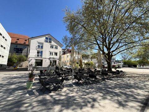 Od teraz ten budynek mieszkalno-usługowy w centrum Böblingen nad Jeziorem Dolnym jest wystawiony na sprzedaż! Łączna powierzchnia o powierzchni ok. 633,12 mkw obejmuje 6 lokali mieszkalnych, a także lokal usługowy. Powierzchnia mieszkalna wynosi 352,...