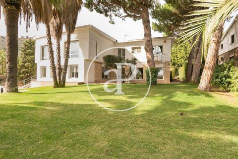 This magnificent house of 700m2 with large garden, facing southeast, is located in the upper part of Barcelona. In the pleasant neighbourhood of Pedralbes, the most exclusive residential area and one of the most elegant in the city. Surrounded by gre...
