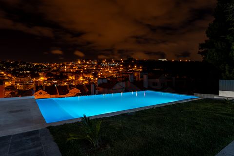 Discover this stunning 4-story residence located in the picturesque region of Barcarena, Oeiras. With over 380 m2 of gross floor area, this property offers a luxurious and refined environment. Upon entering, you will be find a modern, fully equipped ...