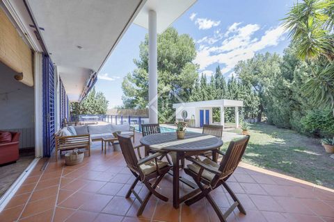 We will mainly highlight about this property that all the rooms are large with a bathroom and all located on the main floor , as well as a plot of almost 900m2, with a beautiful garden, and with great privacy, in one of the most sought-after areas . ...