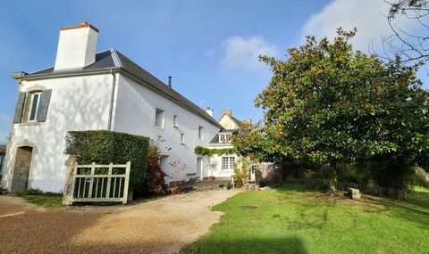 Im Dorf CLOHARS, auf einem Grundstück von ca. 1300 m2, Immobilienkomplex mit großen Volumina, bestehend aus einem Haus und einer unabhängigen Wohnung. Das Haus mit einer Wohnfläche von ca. 160 m2 besteht aus: Küche, Wohnzimmer mit Holzofen, 4 Schlafz...