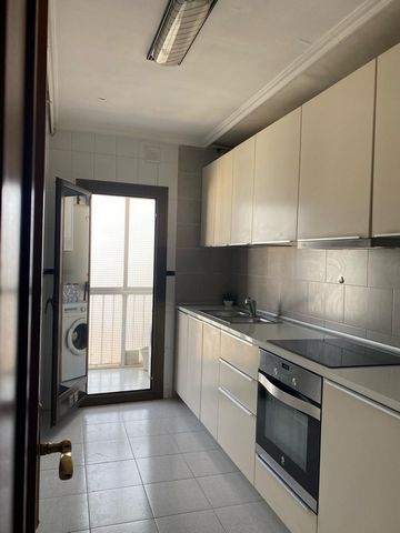 Apartment in Vilanova i la Geltrú Centre area, 94 m. of surface, has an entrance hall, a double bedroom and 2 single bedrooms, a bathroom, independent equipped kitchen, aluminum interior carpentry, southeast orientation, stoneware flooring, aluminum ...