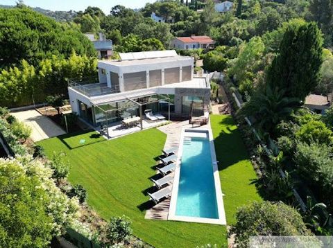 LA CROIX VALMER almost on the waterfront - Recent contemporary property of approximately 250 m2 built on land of approximately 1200m2, this property offers magnificent services for quality stays in the immediate vicinity of the beach. Equipped with 4...