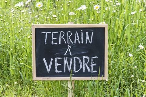 Dpt Pyrénées Atlantiques (64), à vendre TERRAIN A BATIR PLAT, CLOS ET BORNE PROCHE DES COMMERCES ET SERVICES