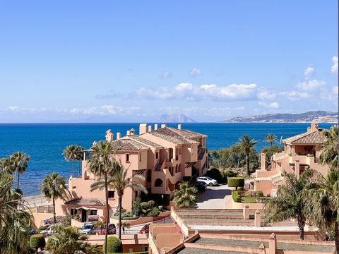 Descubra la vida costera con este apartamento de 3 dormitorios bellamente presentado situado en la lujosa comunidad de Riviera Andaluza, justo en la playa de Estepona. Esta tranquila ubicación ofrece un ambiente apacible a la vez que se encuentra a p...