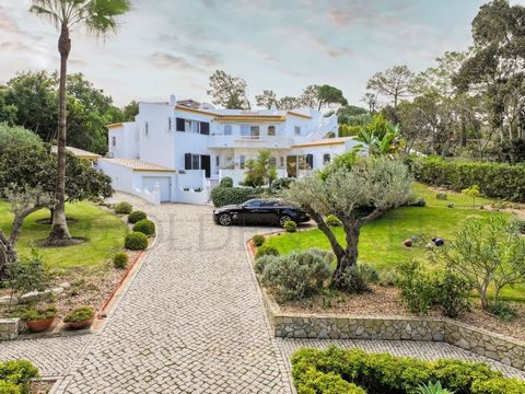 Located in Vale do Lobo. Nestled in a serene cul-de-sac, this traditional yet grand villa is strategically designed to optimize the plot's potential and boasts expansive spaces and green areas. On the lower level, you'll find a garage with storage fa...