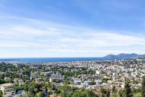Splendid flat of around 76 m2, fully renovated to a very high standard and enjoying breathtaking panoramic views from its terrace over the Bay of Cannes, the Lérins islands and the Esterel massif, comprising a beautiful living/dining room with open-p...