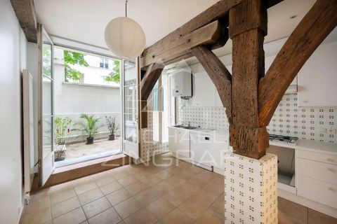 Located on rue de l'université, close to the Rue du Bac and its shops, in a beautiful old luxury building in good condition. Quiet, south-facing flat at the end of a courtyard, on a raised ground floor with permission to use as a liberal profession o...