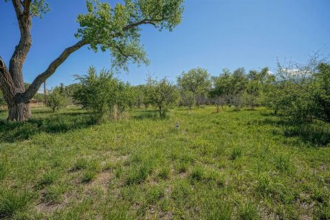 Gorgeous lot East of Corrales Road in green belt. East Ella is located in the village center, multiple dining options at the end of this street. Lot was once an orchard, rather level and green and moslty square making for an easier build. Quick acces...