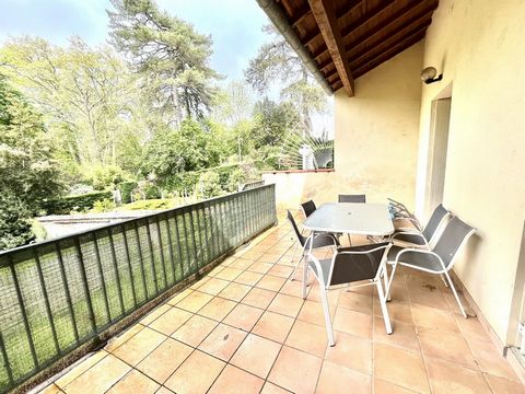 A 15 minutes d'Albi, deux maisons avec terrain, idéales pour investisseur. La première maison, d'environ 63 m², comprend un séjour de 20 m², une cuisine séparée de 14 m², une salle d'eau, une chambre de 13 m², ainsi qu'un sous-sol de 50 m². Cette mai...