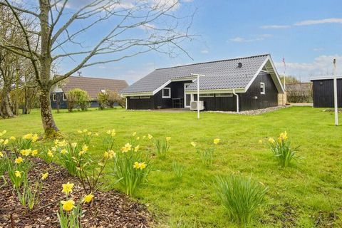 Ferienhaus in Bork Havn, nur etwa 500 m vom Ringkøbing Fjord entfernt. Im gut ausgestatteten Ferienhaus wurde jeder Quadratmeter optimal genutzt. Es gibt einen offenen Küchen-/Wohnbereich für das Familienleben. Im Haus stehen sowohl eine klimafreundl...