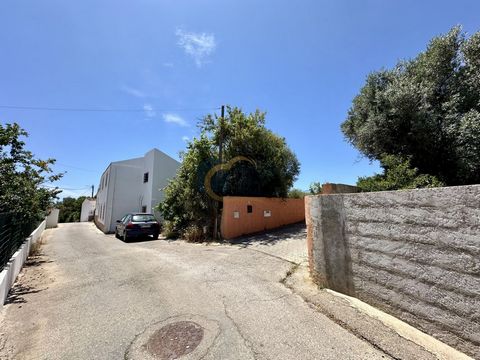 Urban land measuring 1192 m with a ruin, located in Patã de Cima, near Boliqueime, in the municipality of Loulé. Great for renovating or doing a new project.