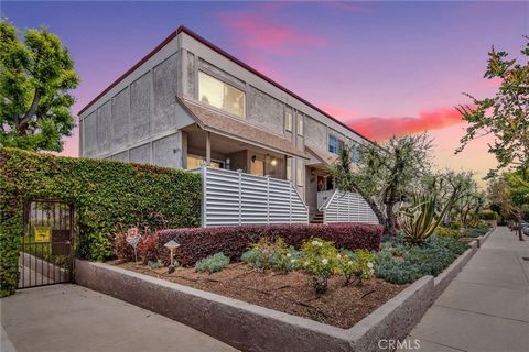 Much sought after, desirable, well-maintained and quiet Tarzana Tennis Townhomes gated resort-style community. Tri-level townhome with excellent layout and onsite amenities. Large living room with gas fireplace opens to adjacent covered patio. The To...