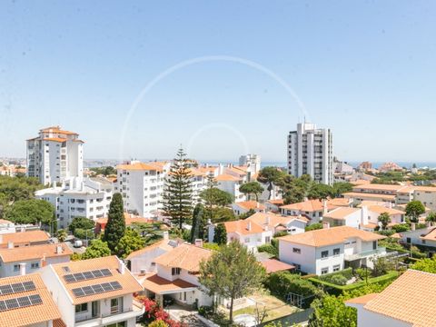 Este ático bien mantenido, situado en el Bairro do Rosário, tiene todas las comodidades cerca y ofrece total privacidad con hermosas vistas al mar, las montañas de Sintra y Cascais. El apartamento cuenta en el nivel de entrada: -vestíbulo - Salón con...