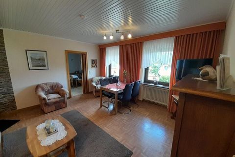 Dit gezellige en modern ingerichte appartement ligt op een rustige helling in het Sauerland. Via een buitentrap langs het huis bereikt u de begane grond van uw vakantieverblijf met eigen ingang. Een eigen terras en een gezellige houtkachel garanderen...