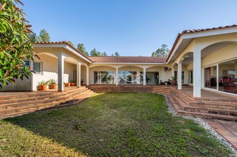 Identificação do imóvel: ZMPT567736 Villa de una sola planta de 4 dormitorios, situada en la Rua Dr. Agostinho Gomes nº 98, a 5 minutos del centro de Oliveira de Azeméis. Construida en 2004, esta villa contemporánea se encuentra en perfecto estado de...