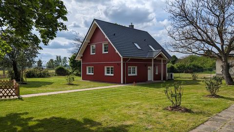 Der Neubau mit Fertigstellung im Januar 2024 wurde als Schwedenhaus in Holzbauweise konzipiert und ist durch den modernen Baustandard besonders energieeffizient. Die Energieversorgung erfolgt über eine Luft-Wärmepumpe, zudem sorgt ein Kaminofen im of...