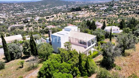 Ausgezeichnetes Einfamilienhaus mit drei Schlafzimmern in Fonte da Murta in São Brás de Alportel. Klassische Villa im zeitgenössischen Stil mit drei Schlafzimmern, eines davon mit eigenem Bad, in einer sehr ruhigen Gegend, ideal, um den Komfort und d...