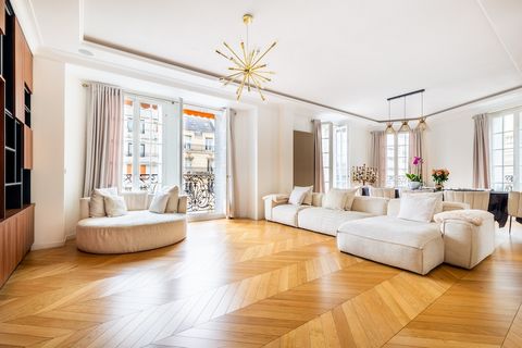 Paris 17th immaculate renovated apartment. This tastefully renovated 148 m2 apartment is on the 5th floor of a fine early 20th century freestone building with a lift. Accommodation includes a bright and spacious living/reception room and dining room,...