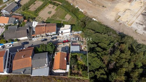 Terreno situato in una tranquilla zona residenziale in un vicolo cieco con fattibilità per la costruzione di una villa di architettura moderna con due piani e 4 fronti. Attualmente c'è già un garage chiuso costruito con una capacità di 4 auto. Il nos...