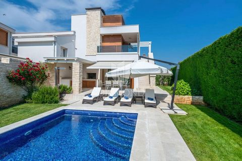 Location: Istarska županija, Poreč, Poreč. In the vicinity of the city of Poreč, just 900 meters from the beautiful beaches, a luxurious semi-detached house is for sale. This modern villa is spread over two floors with a total area of 160 m2, located...