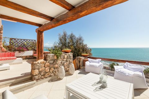 Living Elegance by the Sea: Your Refuge in Poggio Pertuso Imagine waking up in the morning, caressed by the sea breeze, with the gentle sound of the waves saying good morning. This dream comes true with our new real estate proposal!  Located in one o...