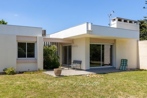 Rare à la vente dans un quartier résidentiel recherché, maison T6 de 151 m2 de plain pied, avec jardin de 1600 m2 piscinable, vendue avec deux garages et deux places privatives et dépendances. Venez découvrir sans tarder les grands espaces de cette c...