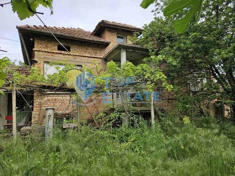 Top Estate Real Estate le ofrece una casa de ladrillo de una sola planta con un pozo en el pueblo de Vishovgrad, municipio de Pavlikeni, región de Veliko Tarnovo. El pueblo es grande y bien desarrollado, ubicado a 6 km al sur de la ciudad de Byala Ch...