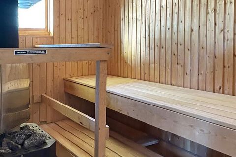 Lassen Sie sich dieses fantastische Ferienhaus auf Vätö nicht entgehen, mit einem holzbefeuerten Badezuber außen und einer Sauna innen für Badespaß und Wellness! Wunderschön oben auf einem Hügel gelegen bietet es einen beruhigenden Ausblick über die ...