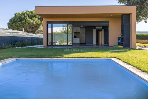 If you are looking for a new detached villa in gated community, 24h security, golf course, swimming pool and high quality finishes, you must know this villa. 15 minutes away from the magnificent city of Setúbal and 40 minutes away from Lisbon you can...