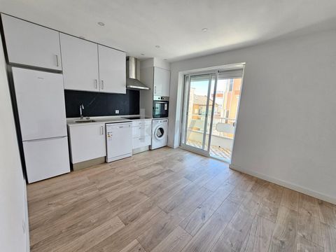 Appartement de 2 chambres en phase finale des travaux de rénovation complète *Photos d'autres propriétés du même constructeur pour vous donner une idée des finitions* Proche de la gare d'Amadora et de l'IEFP - Proche des bus et de tous types de servi...