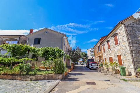 Location: Istarska županija, Novigrad, Novigrad. Novigrad, a house with a garden in the city center! An exceptional opportunity in Novigrad! This terraced house is located in a quiet street a few steps from the beach and the city center. It is a ston...