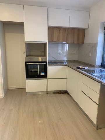 Gerenoveerd appartement met 3 slaapkamers naast de stad., met afgesloten garage. Bestaande uit woonkamer en keuken in open ruimte, drie slaapkamers, waarvan er één een suite is. Volledige badkamer, aluminium kozijnen, dubbele beglazing, elektrische r...