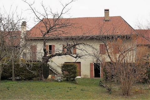 Zeldzaam te koop! In het hart van het dorp Messery, alle voorzieningen en scholen te voet, veel charme voor deze grote boerderij te renoveren op een zonnig en privé perceel op het zuidwesten van 1038 m2, profiteert u van de nabijheid van het meer en ...