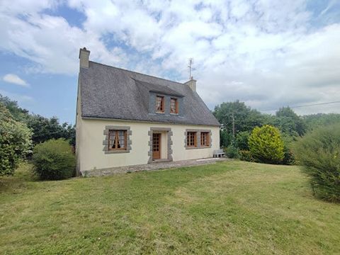 Découvrez sans plus attendre cette maison traditionnelle située à deux pas du bourg de la jolie et dynamique commune de Rohan (commerces, écoles, collèges services, canal de Nantes à Brest à pieds), tout en étant située au calme d'une petite rue. Con...