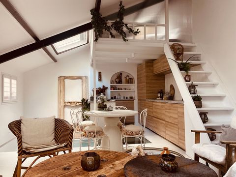 Petite maison en fond de cour , calme et isolée . Au rdc , chambre avec salle de bain ouverte , wc séparé et rangements À l’étage une grande pièce à vivre avec cuisine ouverte, joliment décorée.