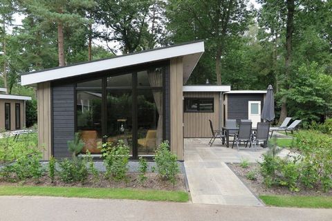 Het klinkt misschien tegenstrijdig; modern en trendy, midden in de natuur. Toch is het bijzonder goed gelukt om deze accommodatie te laten passen in het landschap. De rustige kleuren en grote raampartijen spelen een grote rol in dit succes. Deze luxe...