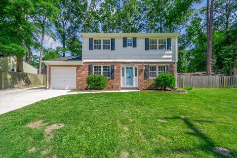 Discover this stunning, tastefully updated, home located in the desirable Avalon Woods neighborhood of Virginia Beach. Enjoy spending time in the kitchen equipped with stainless steel appliances, and a walk-in pantry. The dining room and kitchen boas...