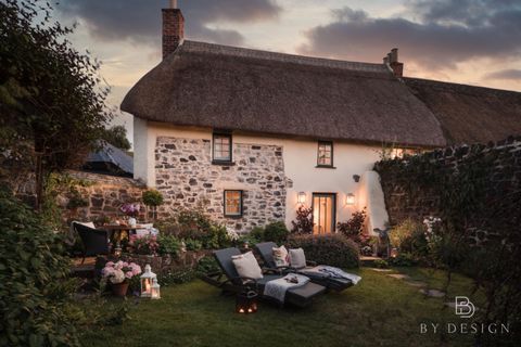 Description Discover the exquisite charm of Gardeners Cottage, a Grade II listed thatched property in the quaint village of Drewsteignton within Dartmoor National Park. Lovingly restored and decorated to impeccable standards, this cottage showcases t...