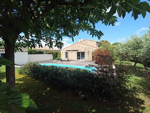 Maison indépendante construite en 2002 dans le village d'Escoussens proche de Labruguière. Elle se compose d'une grande pièce de vie avec vue sur jardin , une cuisine séparée et équipée, 4 chambres, une salle d'eau et une salle de bain. Un sous sol c...