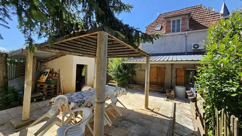 On the Aveyron Causse between Cajarc, Figeac and Villefranche de Rouergue, come and discover this independent village house. In a very peaceful and authentic village, this stone house offers 122m² of living space with its courtyard of approximately 2...