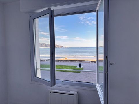 T3 traversant et lumineux en première ligne de la plage d'Hendaye qui vous permet un mode de vie tout à pieds. Les coins jours et nuits sont bien distincts avec une chambre avec placard côté nord et l'autre au sud. Le balcon permet de vous restaurer ...