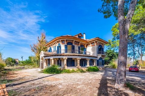 600m2 con más de 56.000m2 de terreno y situado en la pintoresca zona de Enguera, Valencia. La propiedad está situada a 45-50 minutos al sur oeste de Valencia cerca de la ciudad de Anna. El acceso a la autopista es excelente y la propiedad está a 50 m...