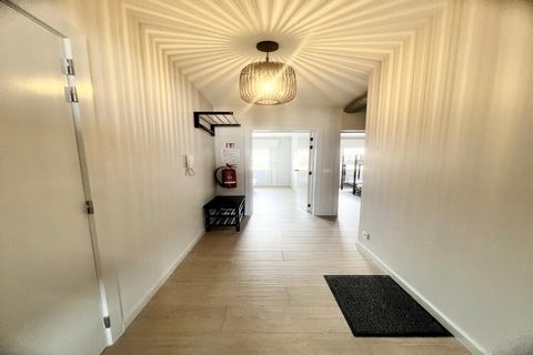 Dit gerenoveerde appartement met 2 slaapkamers ligt op de zeedijk op een hoogte van 1,5 meter en biedt een prachtig uitzicht op de dijk, het strand en de zee. Het appartement biedt een rustig toevluchtsoord met een ruime woonkamer en geïntegreerde ke...