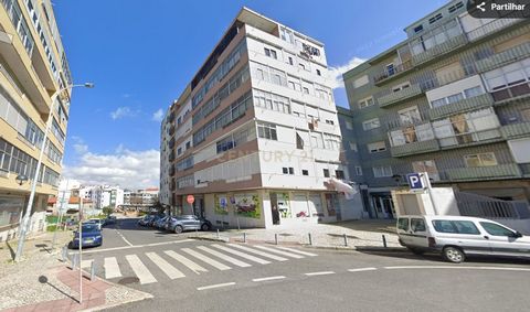 Imóvel Arrendado com Contrato sem Termo. Apartamento soalheiro, situado a 50 metros da estação da CP da Damaia. No 5º andar de um prédio com dois elevadores, este apartamento tem uma excelente exposição solar (sol-nascente), sendo ideal para um casal...
