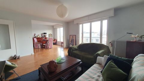 L'agence du parc vous propose un appartement familial traversant de 107m2 composé d'une entrée, un double séjour et une salle à manger lumineux donnant sur un large balcon orienté sud avec une vue dégagée, une cuisine indépendante équipée, un cellier...