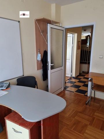 Imoti Consult Agency offers for sale a two-storey building with an area of 150sq.m, currently working as a training center and a diner. The two floors with separate entrances, on the first floor is a diner with a bathroom, and on the second floor are...