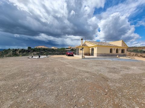 Ubicada en la encantadora aldea de Las Baltazares, Albox, esta encantadora villa de 3 dormitorios y 2,5 baños ofrece un oasis de tranquilidad para aquellos que buscan un retiro tranquilo en el corazón de Almería, España. La ubicación de la villa en L...