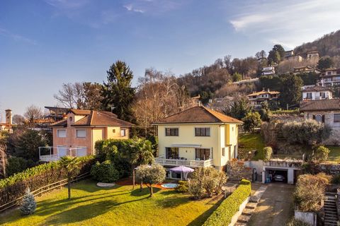 In een van de meest gewilde woonwijken van de eerste heuvel van Stresa bieden we een elegante villa met privétuin te koop aan, ideaal voor wie in contact met de natuur wil wonen zonder het gemak van het centrum te hoeven missen. Deze woning, gebouwd ...